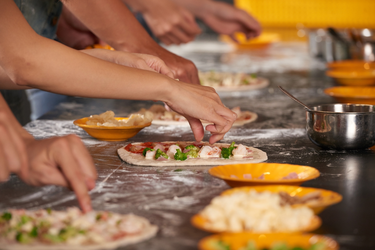 People making pizzas